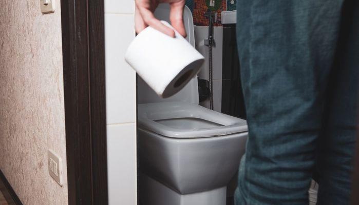 Costretti a portare la carta igienica da casa, parla uno dei prof dell'istituto: 'Troppi sprechi e atti di inciviltà, i ragazzi hanno capito'