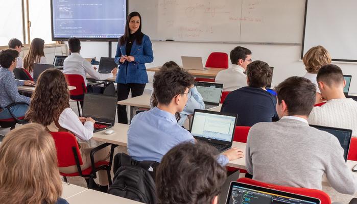 Doppia transizione: 8 giovani su 10 pronti a scommettere su IA e sostenibilità, ma la maggior parte non sa come fare