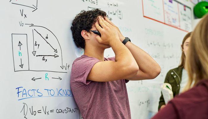 Perché si va fuoricorso all'università? Gli studenti raccontano i motivi principali dietro il ritardo