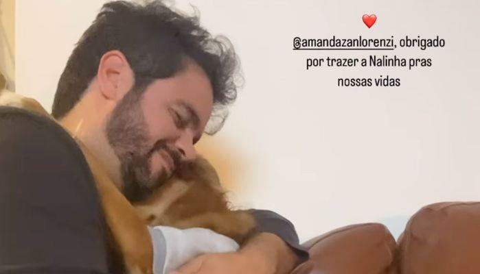 Nalinha e il suo padrone: quando un abbraccio racconta la nuova vita di un cane adottato