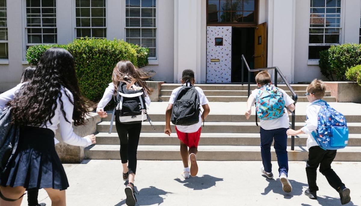 El alumno no puede ir a la escuela, los profesores lo acompañan a clase todos los días