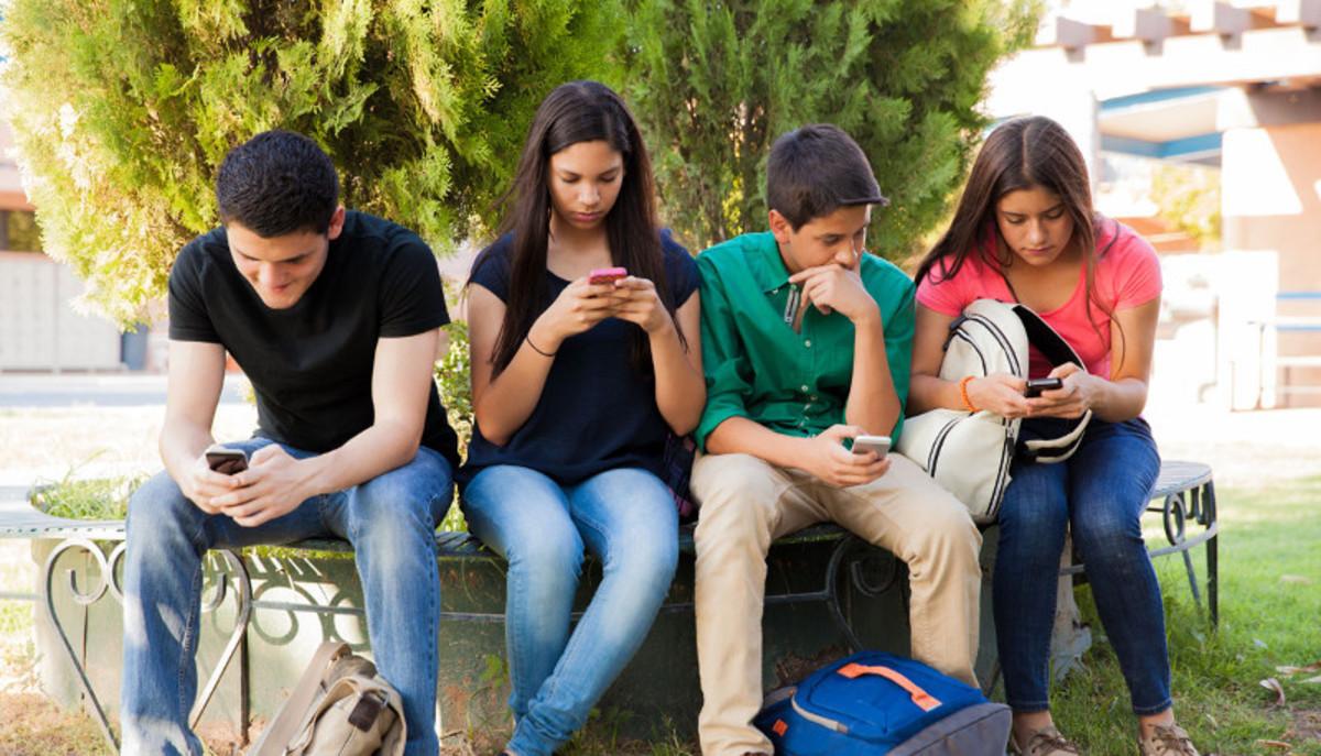 Social network, 4 adolescenti su 10 conoscono solo la metà dei propri  'amici'