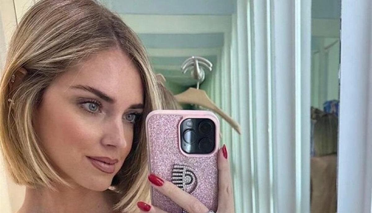 Chiara Ferragni: la foto allo specchio, i commenti e la sua risposta. Tutta  la storia